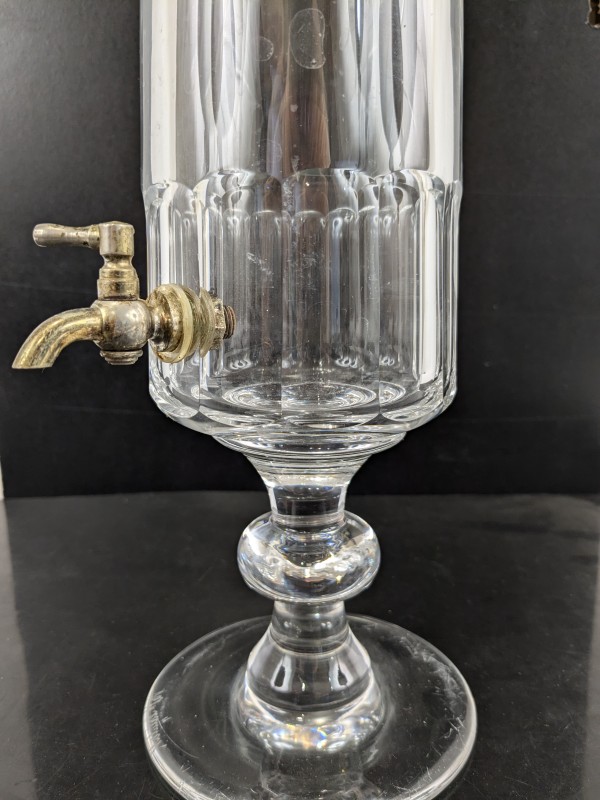 Kristallen geslepen decanter met kraantje [Val St Lambert]