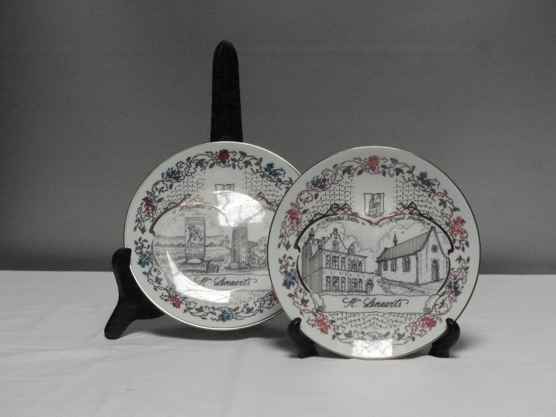 Set van twee sierborden Limoges France- Sint- Lenaerts van European Artists Gallery (Art.946)