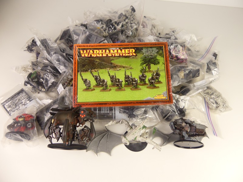 Doos vol Warhammer figuurtjes