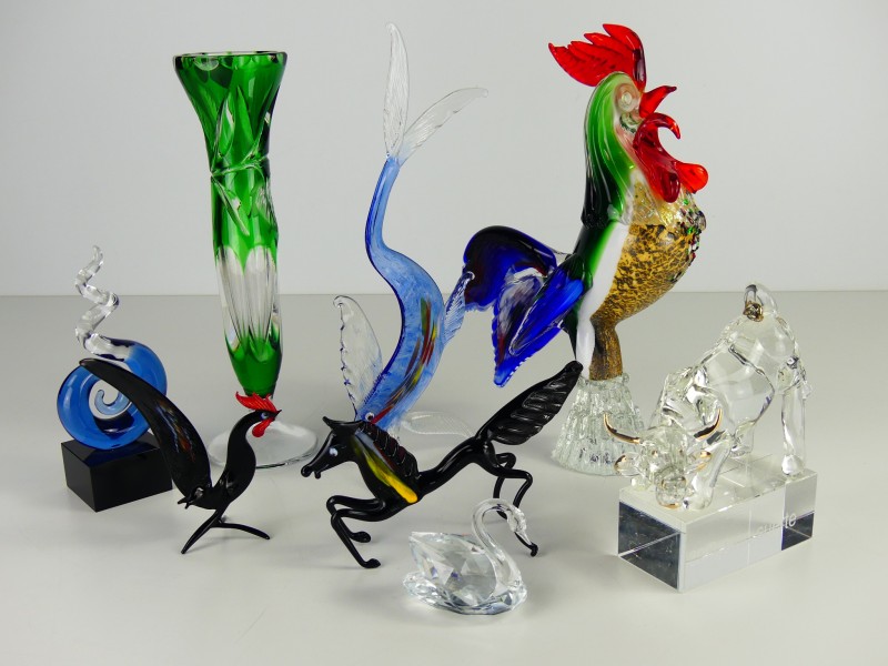 Glas en kristallen figuren en vaas