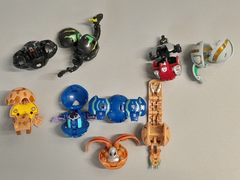 Lot van iets meer dan 60 speelkaarten en 18 Bakugan (1)