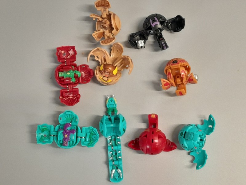 Lot van iets meer dan 60 speelkaarten en 18 Bakugan (1)