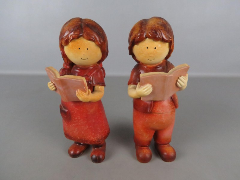 2 Gildefiguren jongen en meisje die lezen