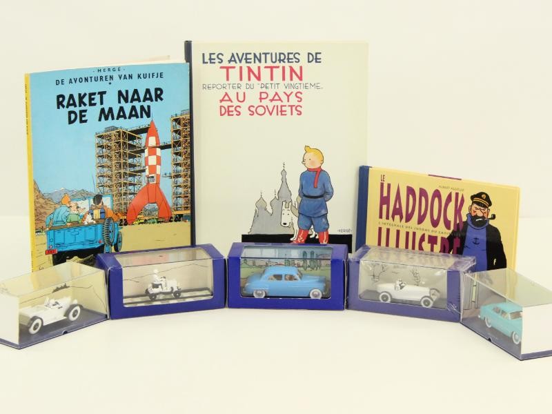 Lot 5 miniatuurauto's Kuifje-editions atlas Moulinsart + 2 Kuifje albums + le Haddock illustré