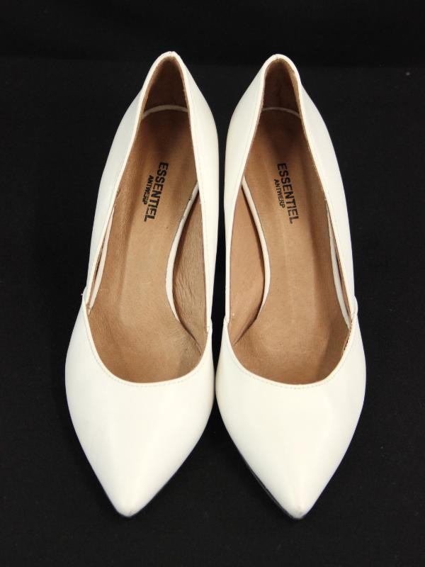 Mooie witte pumps met zilverkleurige hak, gemerkt Essentiel Antwerp