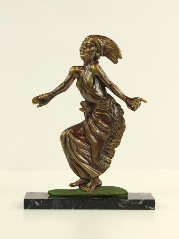 Bronzen beeld van Rwandese danseres