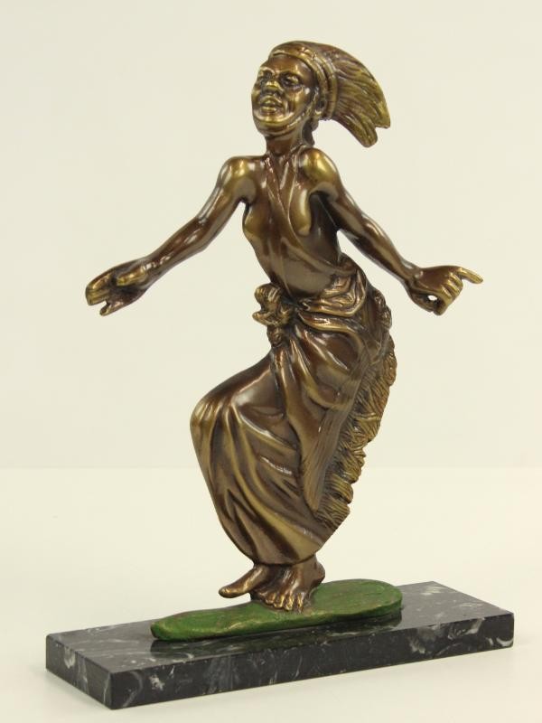 Bronzen beeld van Rwandese danseres