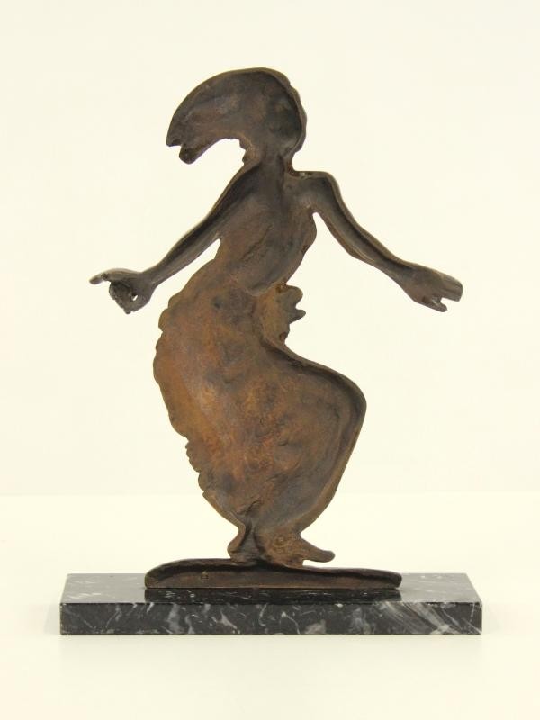 Bronzen beeld van Rwandese danseres