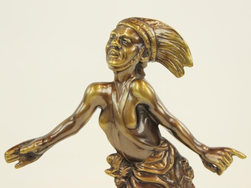 Bronzen beeld van Rwandese danseres