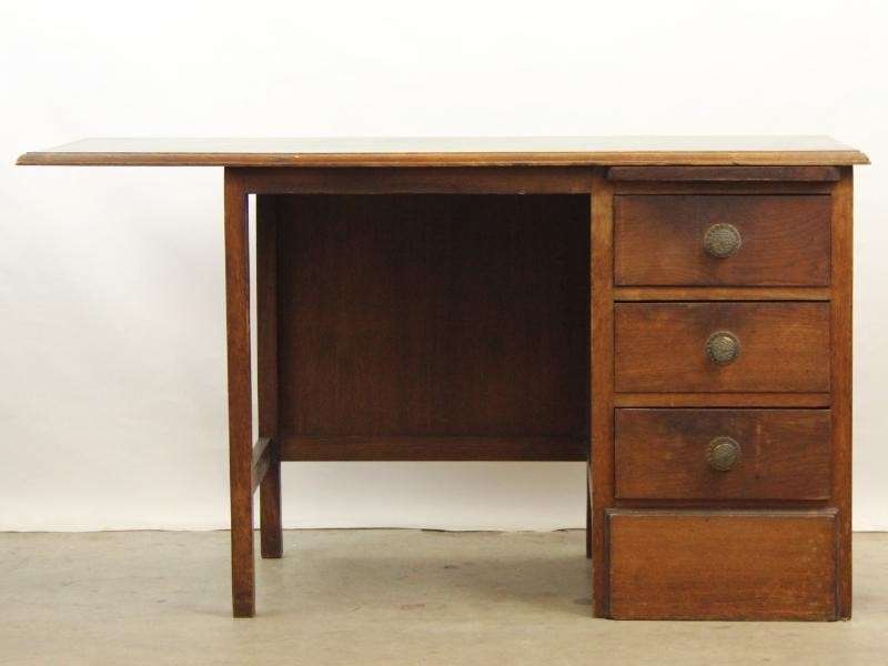 Vintage Houten Bureau met Drie Lades en Uitschuifbaar Blad