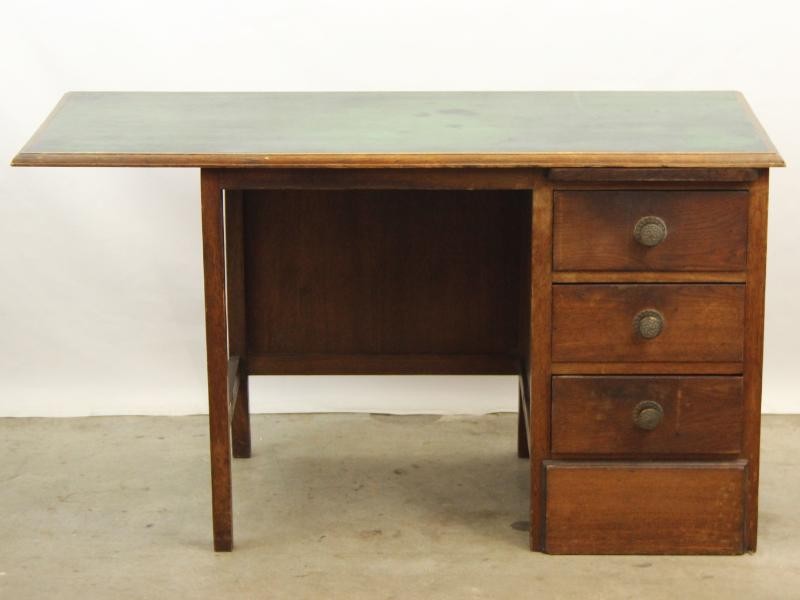 Vintage Houten Bureau met Drie Lades en Uitschuifbaar Blad