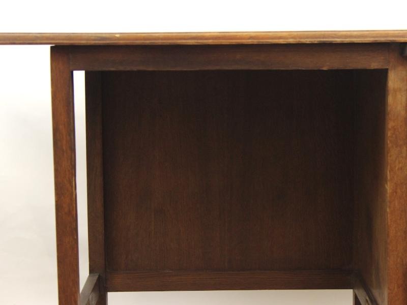 Vintage Houten Bureau met Drie Lades en Uitschuifbaar Blad