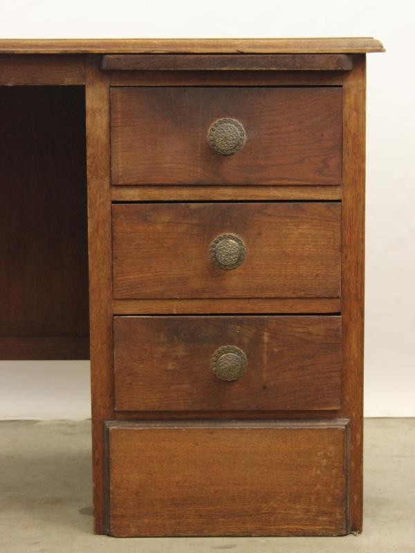 Vintage Houten Bureau met Drie Lades en Uitschuifbaar Blad