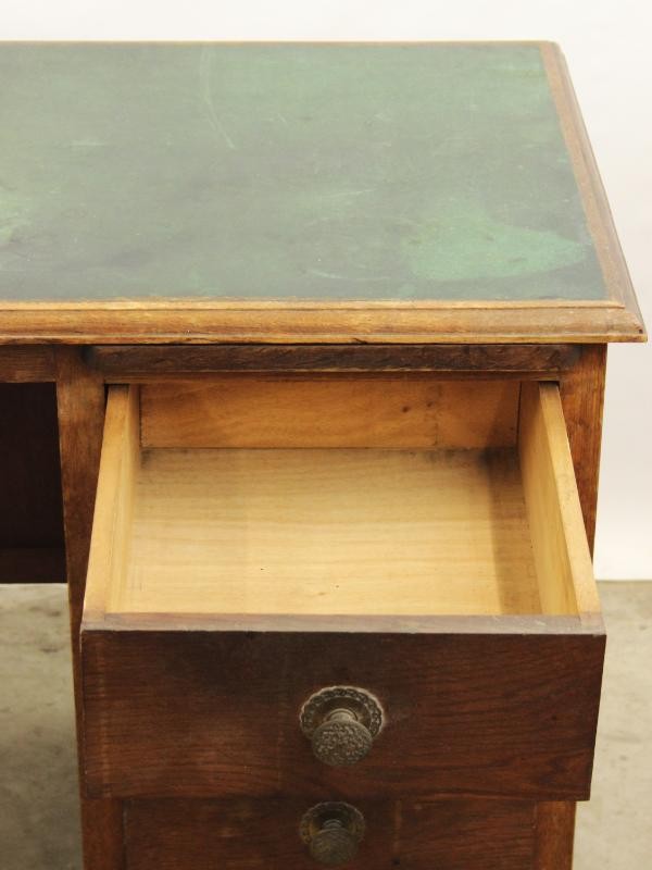 Vintage Houten Bureau met Drie Lades en Uitschuifbaar Blad