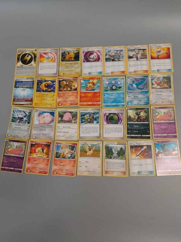 Lot van iets meer dan 200 pokemon kaarten en 3 doosjes (1)