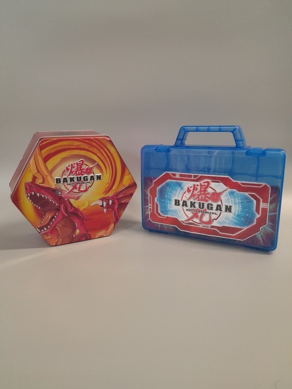 Lot van iets meer dan 60 speelkaarten en 18 Bakugan (1)