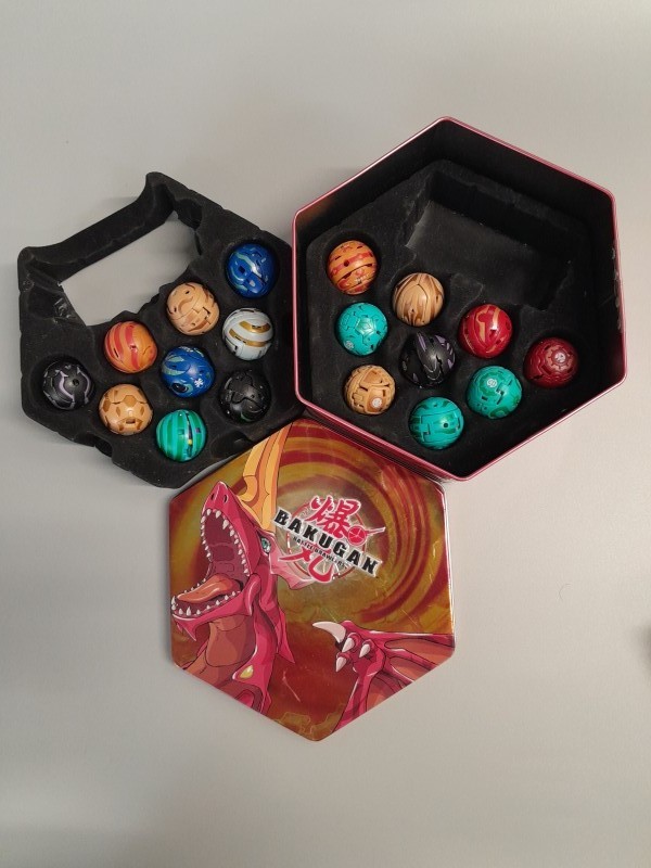 Lot van iets meer dan 60 speelkaarten en 18 Bakugan (1)