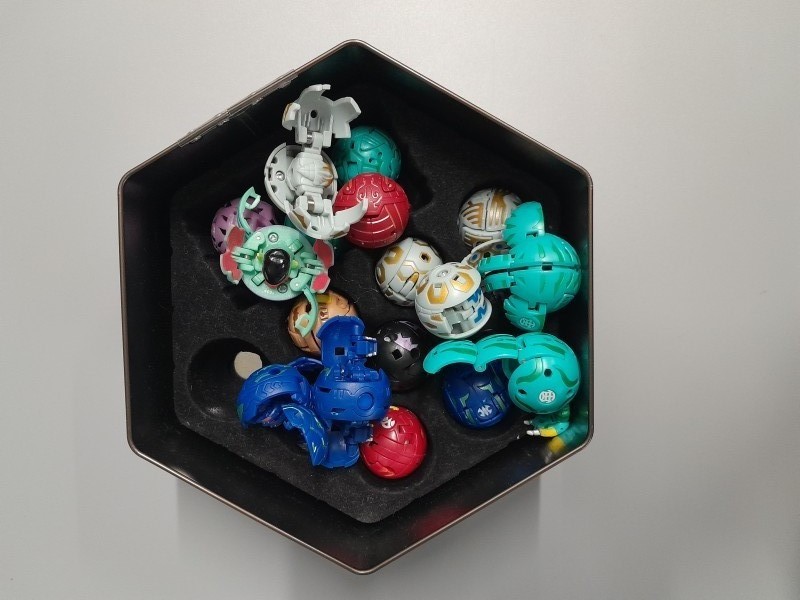 Lot van iets meer dan 60 speelkaarten en 18 Bakugan (2)