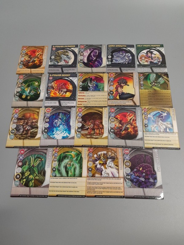 Lot van iets meer dan 60 speelkaarten en 18 Bakugan (2)