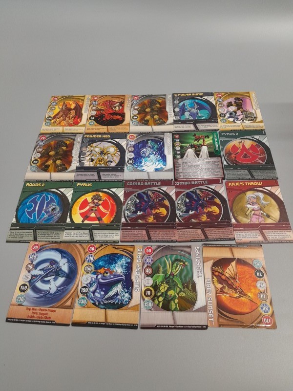 Lot van iets meer dan 60 speelkaarten en 18 Bakugan (3)