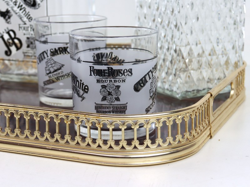 Whisky set met glazen, flessen en luxueus dienblad