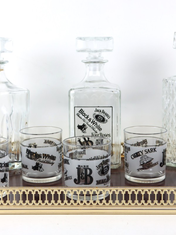 Whisky set met glazen, flessen en luxueus dienblad