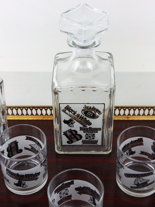 Whisky set met glazen, flessen en luxueus dienblad