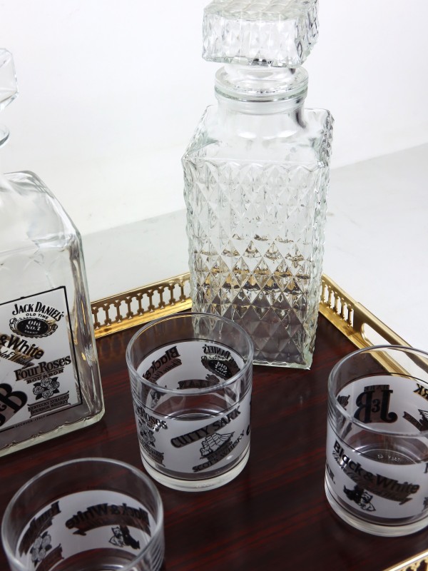 Whisky set met glazen, flessen en luxueus dienblad