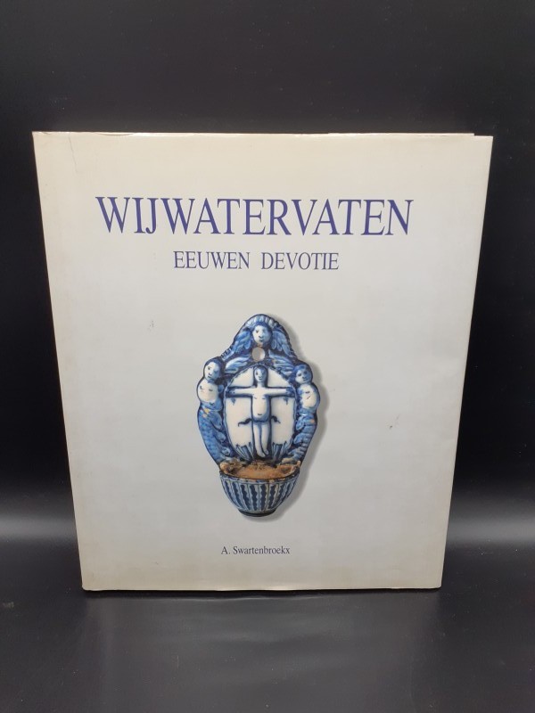 Wijwatervaten eeuwen devotie + Zilveren wijwatervaten 19e - 20e eeuw boeken