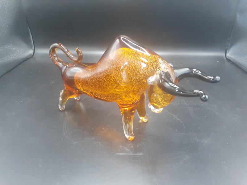 Glassculptuur stier