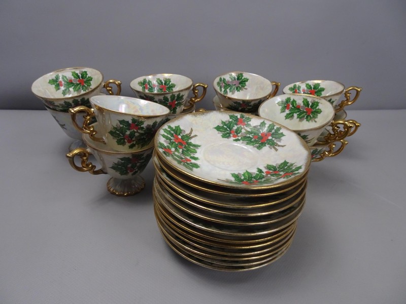 Vintage porseleinen servies in Ucagco stijl