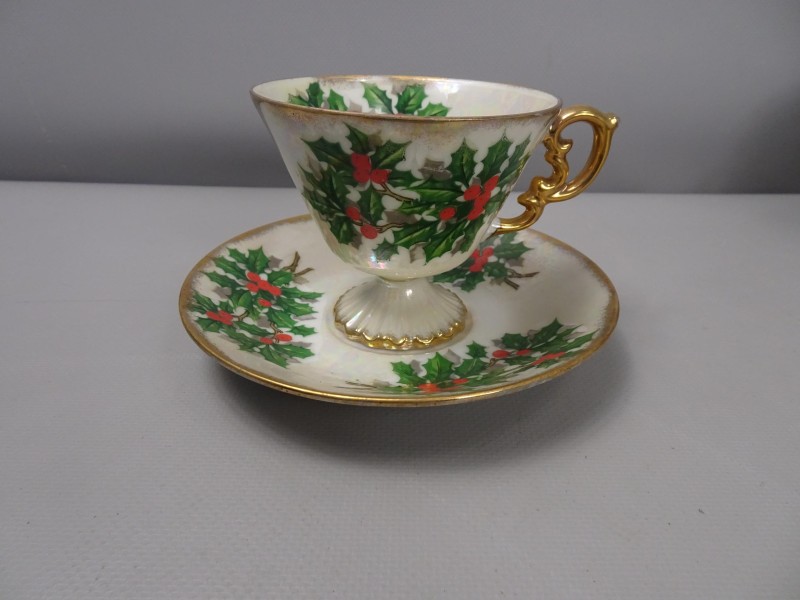 Vintage porseleinen servies in Ucagco stijl