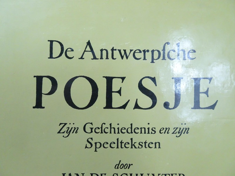 Hardcover boek "De Antwerpsche - Poesje zijn geschiedenis en zijn speelteksten door Jan De Schuyter"