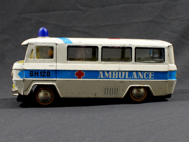 Vintage blikken speelgoedambulance