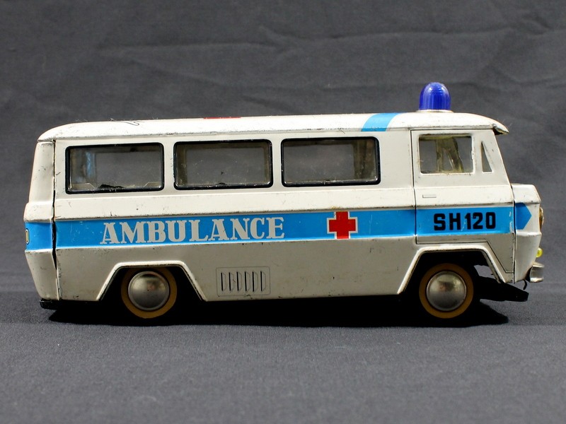 Vintage blikken speelgoedambulance