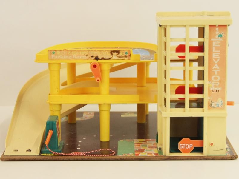 Vintage speelgoed in de originele doos: de Fisher Price parking garage serienummer 930