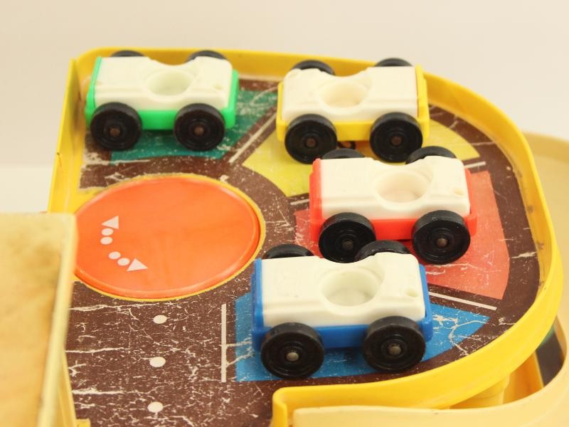 Vintage speelgoed in de originele doos: de Fisher Price parking garage serienummer 930