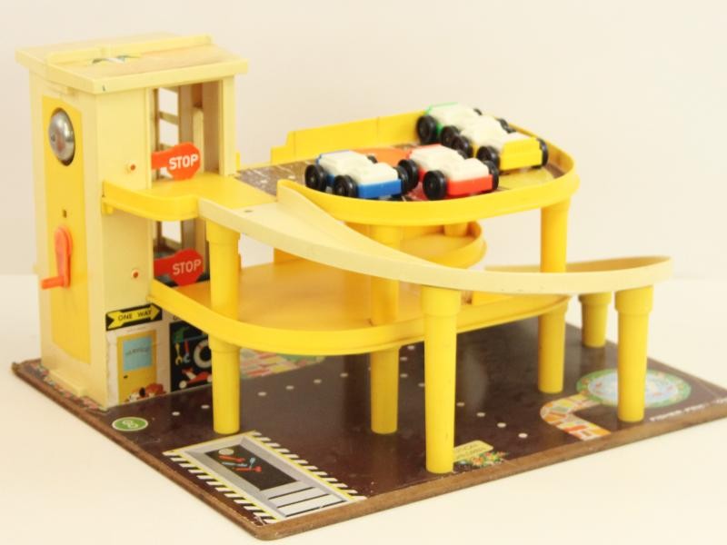 Vintage speelgoed in de originele doos: de Fisher Price parking garage serienummer 930