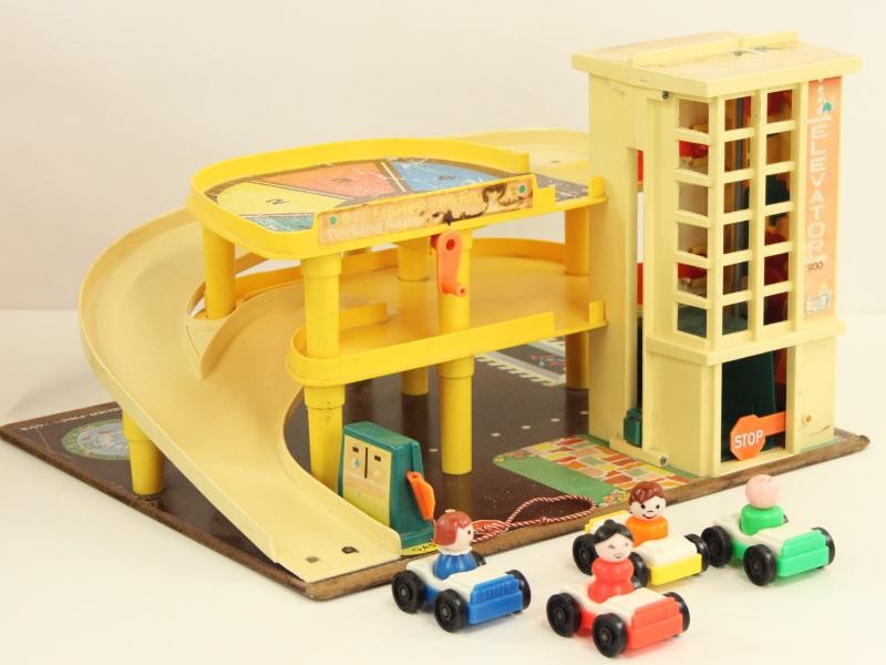 Vintage speelgoed in de originele doos: de Fisher Price parking garage serienummer 930