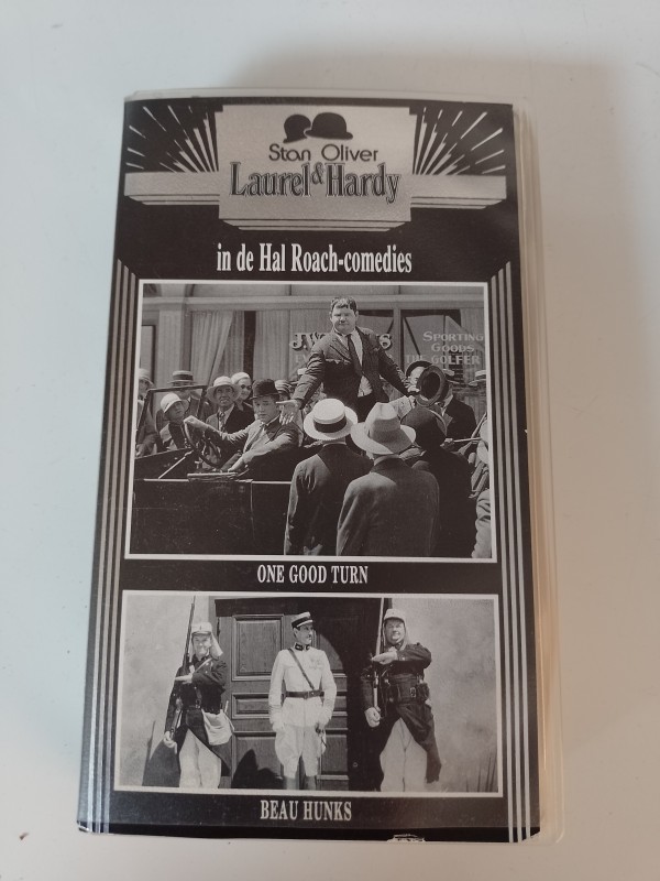 14 VHS videobanden Stan Laurel en  Oliver Hardy