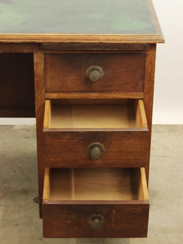 Vintage Houten Bureau met Drie Lades en Uitschuifbaar Blad