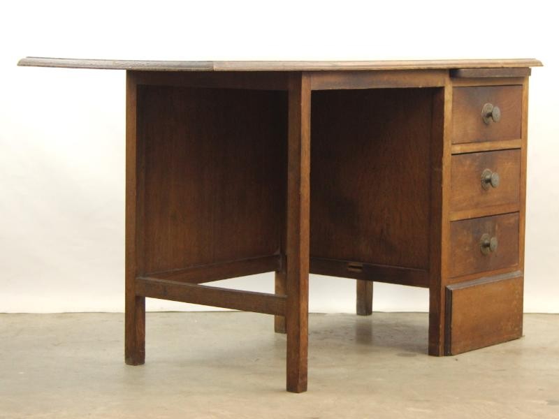 Vintage Houten Bureau met Drie Lades en Uitschuifbaar Blad