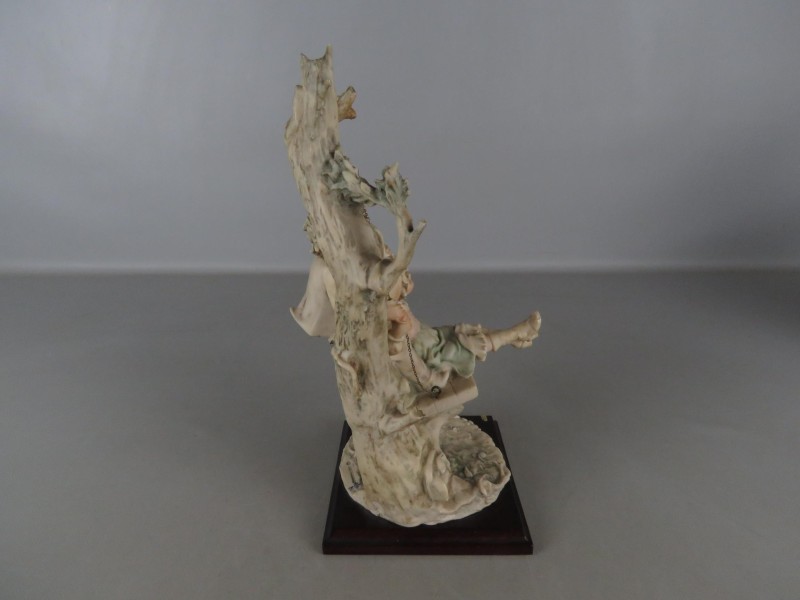 Capodimonte "B. Merli" 1983 Florence "Jongen en meisje op de schommel"