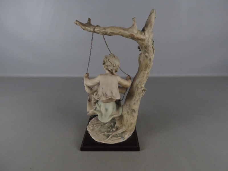 Capodimonte "B. Merli" 1983 Florence "Jongen en meisje op de schommel"