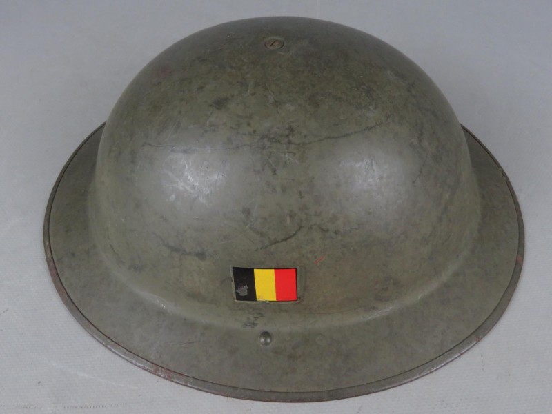 Oude Belgische legerhelm met binnenhelm en kinriem, 1952.