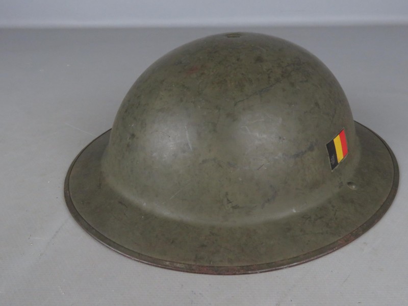 Oude Belgische legerhelm met binnenhelm en kinriem, 1952.