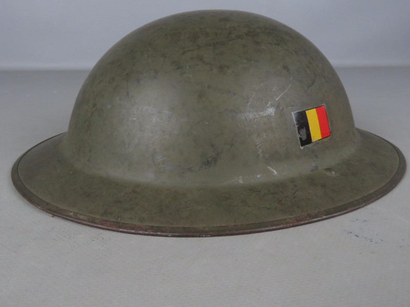 Oude Belgische legerhelm met binnenhelm en kinriem, 1952.