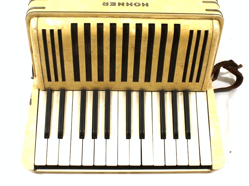 Vintage Hohner Student II accordeon