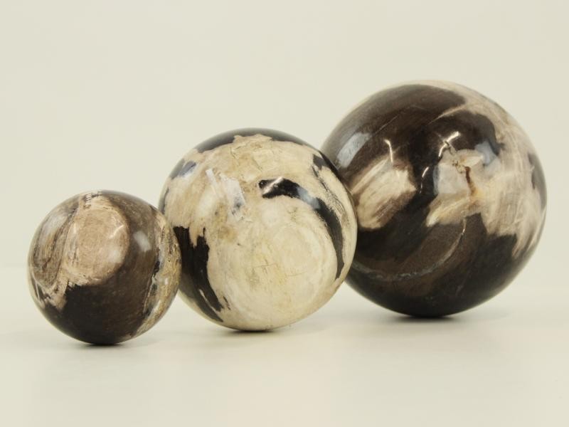 3 Decoratieve ballen uit versteend hout