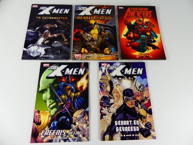 Lot Marvel comics en Limited Adamantium Collection Wolverine handschoen.